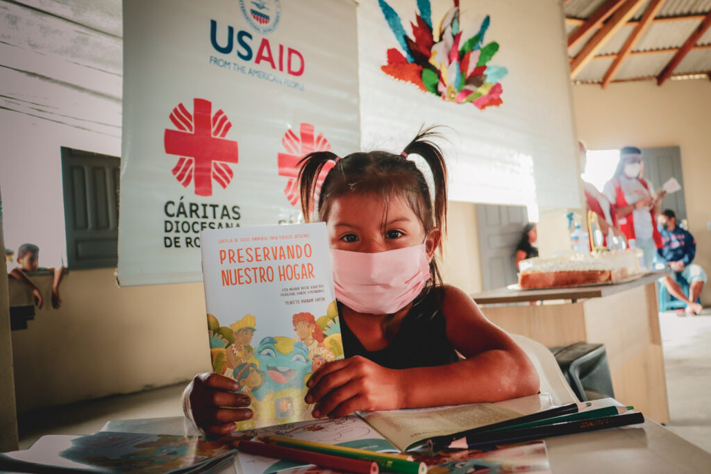 Andreia Carolis, la primera niña indígena Taurepang en recibir el folleto Preservando Nossa Casa. Foto: Emily Melo/Caritas Brasileña