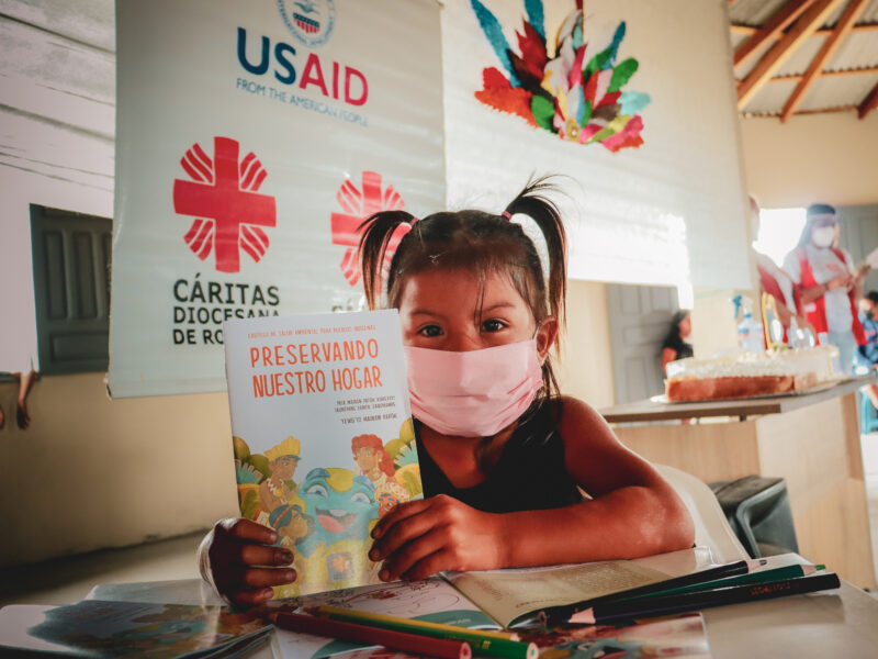 Andreia Carolis, la primera niña indígena Taurepang en recibir el folleto Preservando Nossa Casa. Foto: Emily Melo/Caritas Brasileña